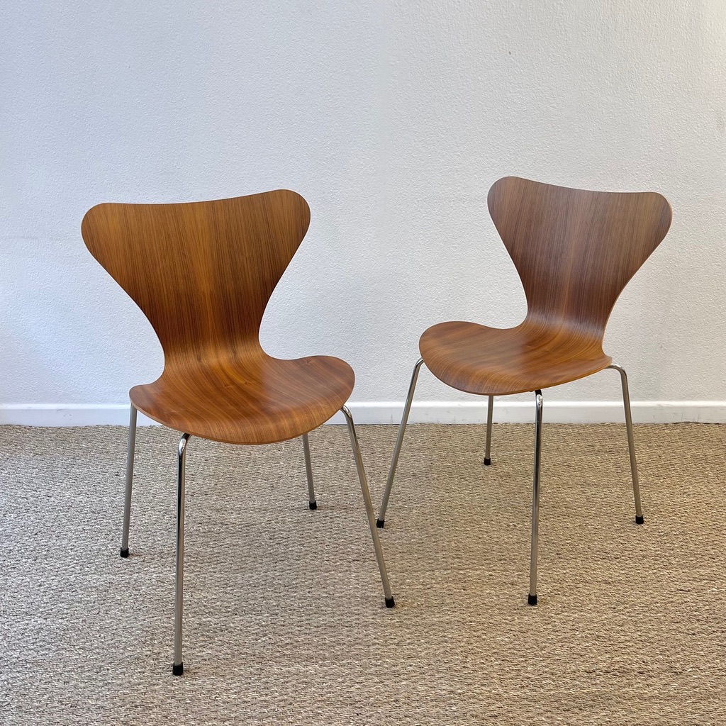 2 chaises 3107 en Noyer