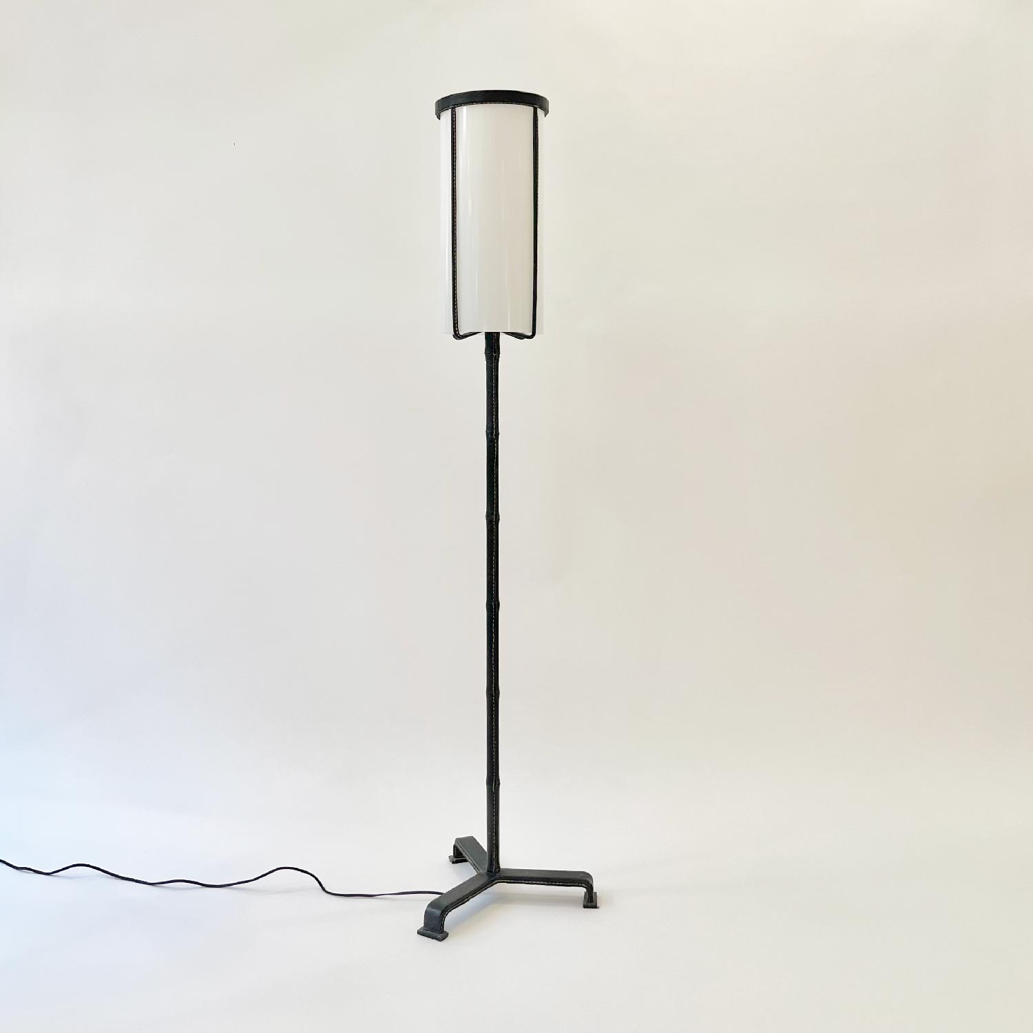 Lampadaire gain&eacute; cuir