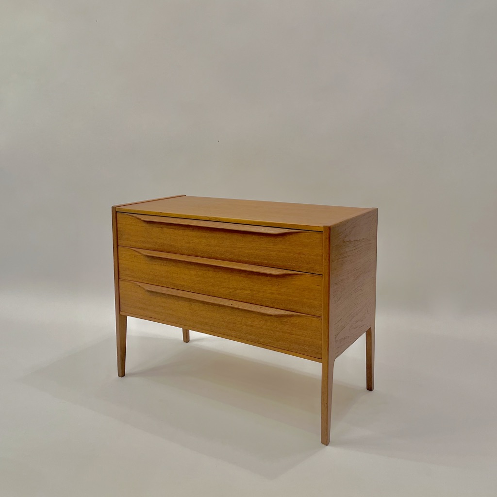 Petite commode en teck