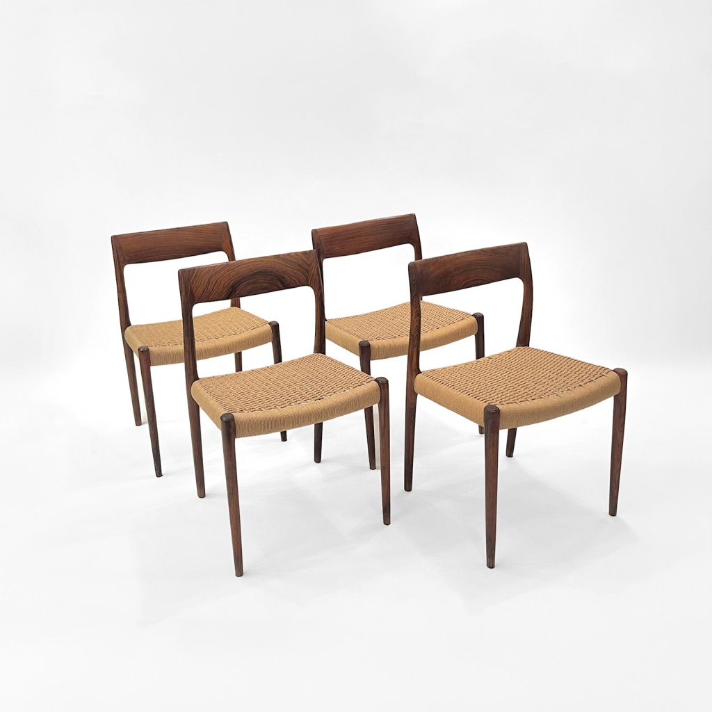 Set de 4 chaises mod&egrave;le 77